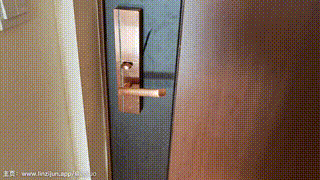 歹徒叫来了同伙，在餐桌上演起了一道人体盛宴